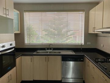 VENTA CASA 4 DORMITORIOS, CADA UNO CON BAÑO,  EN CUMBAYA