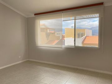 VENTA CASA 4 DORMITORIOS, CADA UNO CON BAÑO,  EN CUMBAYA