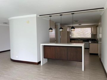 VENTA CASA 4 DORMITORIOS, CADA UNO CON BAÑO,  EN CUMBAYA
