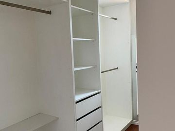 VENTA CASA 4 DORMITORIOS, CADA UNO CON BAÑO,  EN CUMBAYA
