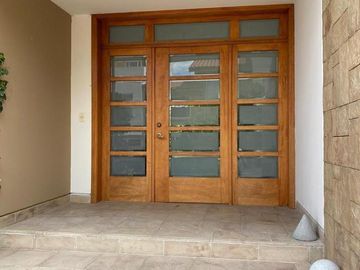 VENTA CASA 4 DORMITORIOS, CADA UNO CON BAÑO,  EN CUMBAYA