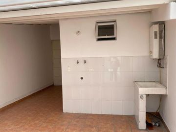 VENTA CASA 4 DORMITORIOS, CADA UNO CON BAÑO,  EN CUMBAYA
