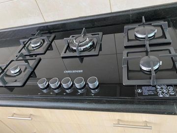VENTA CASA 4 DORMITORIOS, CADA UNO CON BAÑO,  EN CUMBAYA