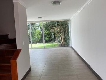 VENTA CASA 4 DORMITORIOS, CADA UNO CON BAÑO,  EN CUMBAYA