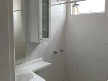 VENTA CASA 4 DORMITORIOS, CADA UNO CON BAÑO,  EN CUMBAYA