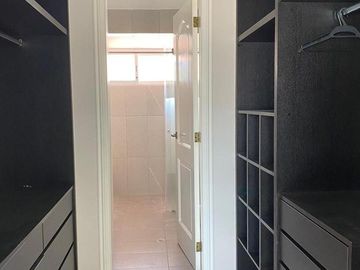 VENTA CASA 4 DORMITORIOS, CADA UNO CON BAÑO,  EN CUMBAYA