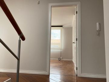 VENTA CASA 4 DORMITORIOS, CADA UNO CON BAÑO,  EN CUMBAYA