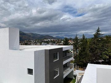 VENTA CASA 4 DORMITORIOS, CADA UNO CON BAÑO,  EN CUMBAYA