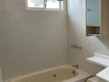 VENTA CASA 4 DORMITORIOS, CADA UNO CON BAÑO,  EN CUMBAYA