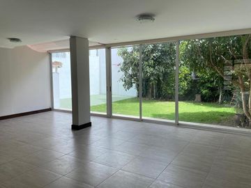 VENTA CASA 4 DORMITORIOS, CADA UNO CON BAÑO,  EN CUMBAYA
