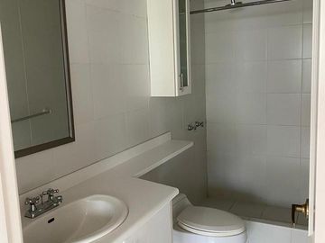 VENTA CASA 4 DORMITORIOS, CADA UNO CON BAÑO,  EN CUMBAYA