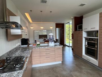 Vendo hermosa casa en Urbanización La Viña
