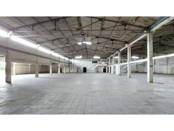 Via Daule se alquila bodega de 4000 m2