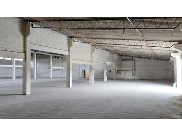 Via Daule se alquila bodega de 4000 m2