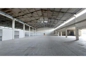 Via Daule se alquila bodega de 4000 m2