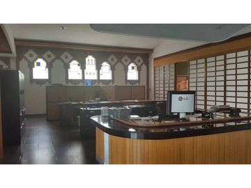San Eduardo Amplio local con área de oficinas, bodegas, talleres