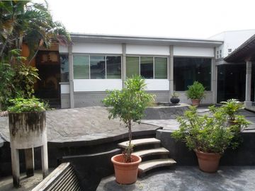 San Eduardo Amplio local con área de oficinas, bodegas, talleres