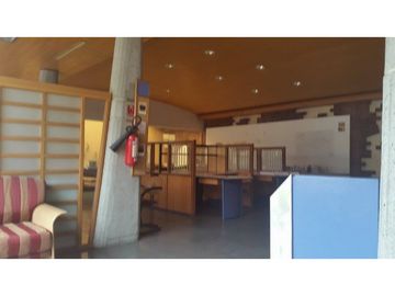 San Eduardo Amplio local con área de oficinas, bodegas, talleres