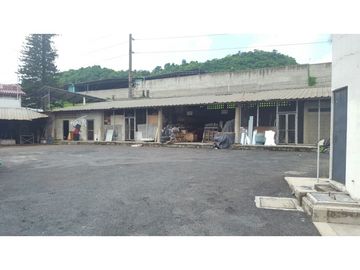 San Eduardo Amplio local con área de oficinas, bodegas, talleres