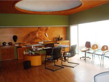 San Eduardo Amplio local con área de oficinas, bodegas, talleres