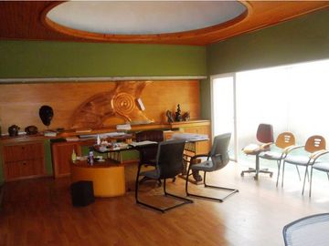 San Eduardo Amplio local con área de oficinas, bodegas, talleres