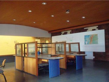 San Eduardo Amplio local con área de oficinas, bodegas, talleres