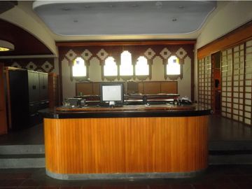 San Eduardo Amplio local con área de oficinas, bodegas, talleres