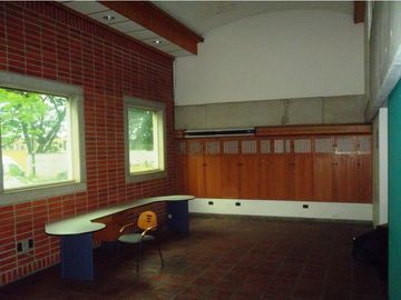 San Eduardo Amplio local con área de oficinas, bodegas, talleres