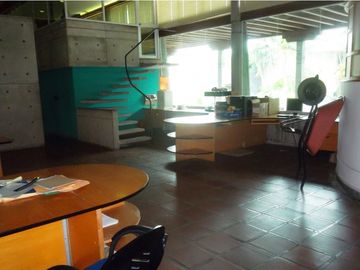 San Eduardo Amplio local con área de oficinas, bodegas, talleres