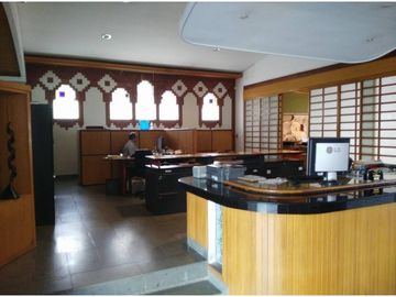 San Eduardo Amplio local con área de oficinas, bodegas, talleres