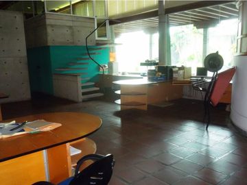 San Eduardo Amplio local con área de oficinas, bodegas, talleres