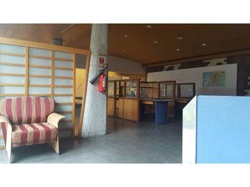 San Eduardo Amplio local con área de oficinas, bodegas, talleres