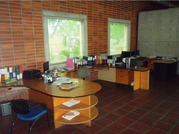 San Eduardo Amplio local con área de oficinas, bodegas, talleres