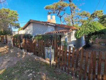 Casa en venta - 2 Dormitorios 1 Baño - Villa Gesell
