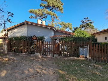 Casa en venta - 2 Dormitorios 1 Baño - Villa Gesell