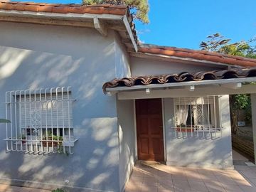 Casa en venta - 2 Dormitorios 1 Baño - Villa Gesell