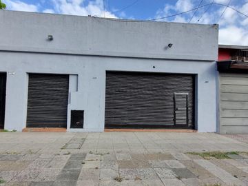 Terreno en  Venta con depto y local comercial a reciclar Banfield