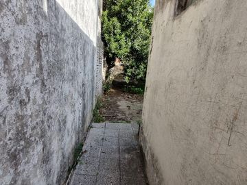 Terreno en  Venta con depto y local comercial a reciclar Banfield