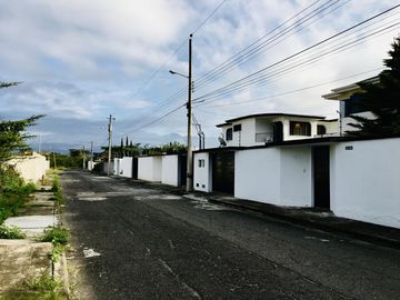 Venta casa Guayllabamba Quito. En urbanización * JA