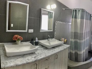 Venta casa Guayllabamba Quito. En urbanización * JA