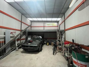 Casa con Galpon en Venta