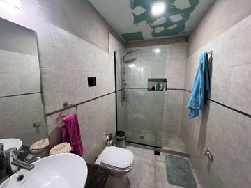 Casa con Galpon en Venta