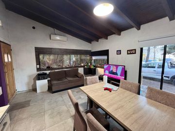 Casa con Galpon en Venta