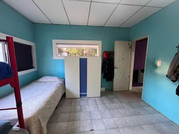 Casa con Galpon en Venta