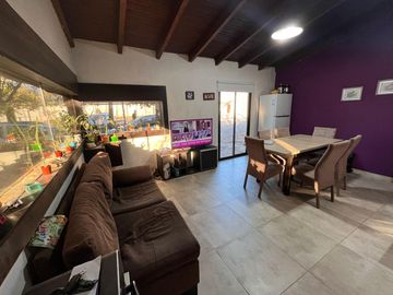 Casa con Galpon en Venta
