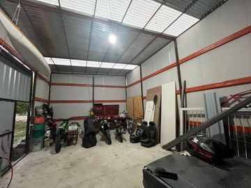 Casa con Galpon en Venta