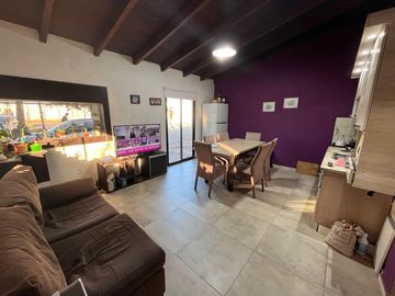 Casa con Galpon en Venta