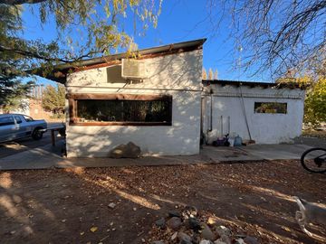 Casa con Galpon en Venta