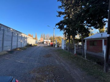 Casa con Galpon en Venta