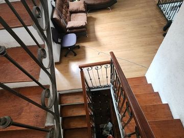 Casa de 3 pisos con Baño en planta baja y espacios generosos en Villa Santin